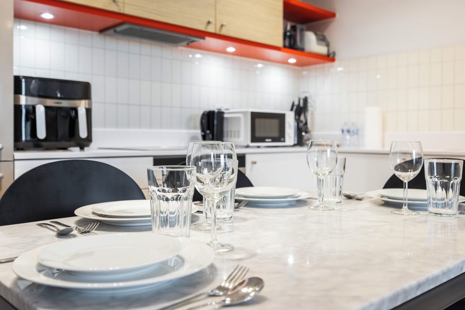 Executive Apartment, City View | In-room dining