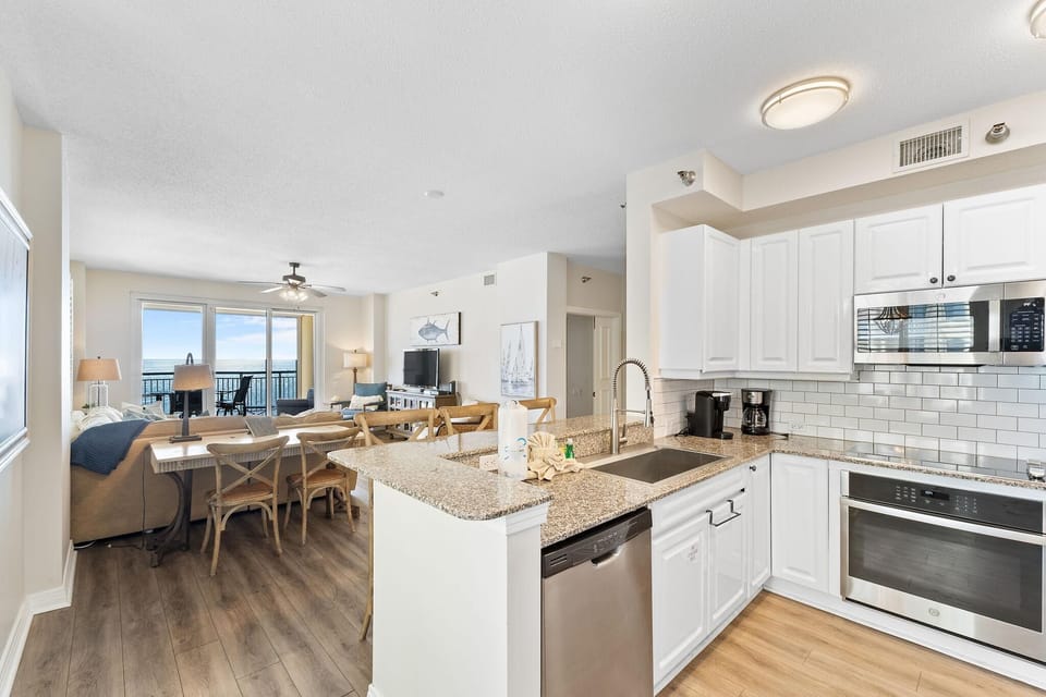 Condo, Multiple Beds (Beach Colony Tower 11A) | Private kitchen | Oven