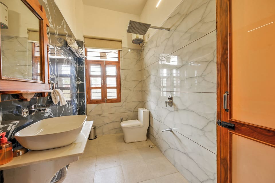 Deluxe Twin Room | Bathroom | Shower, hair dryer, slippers, towels