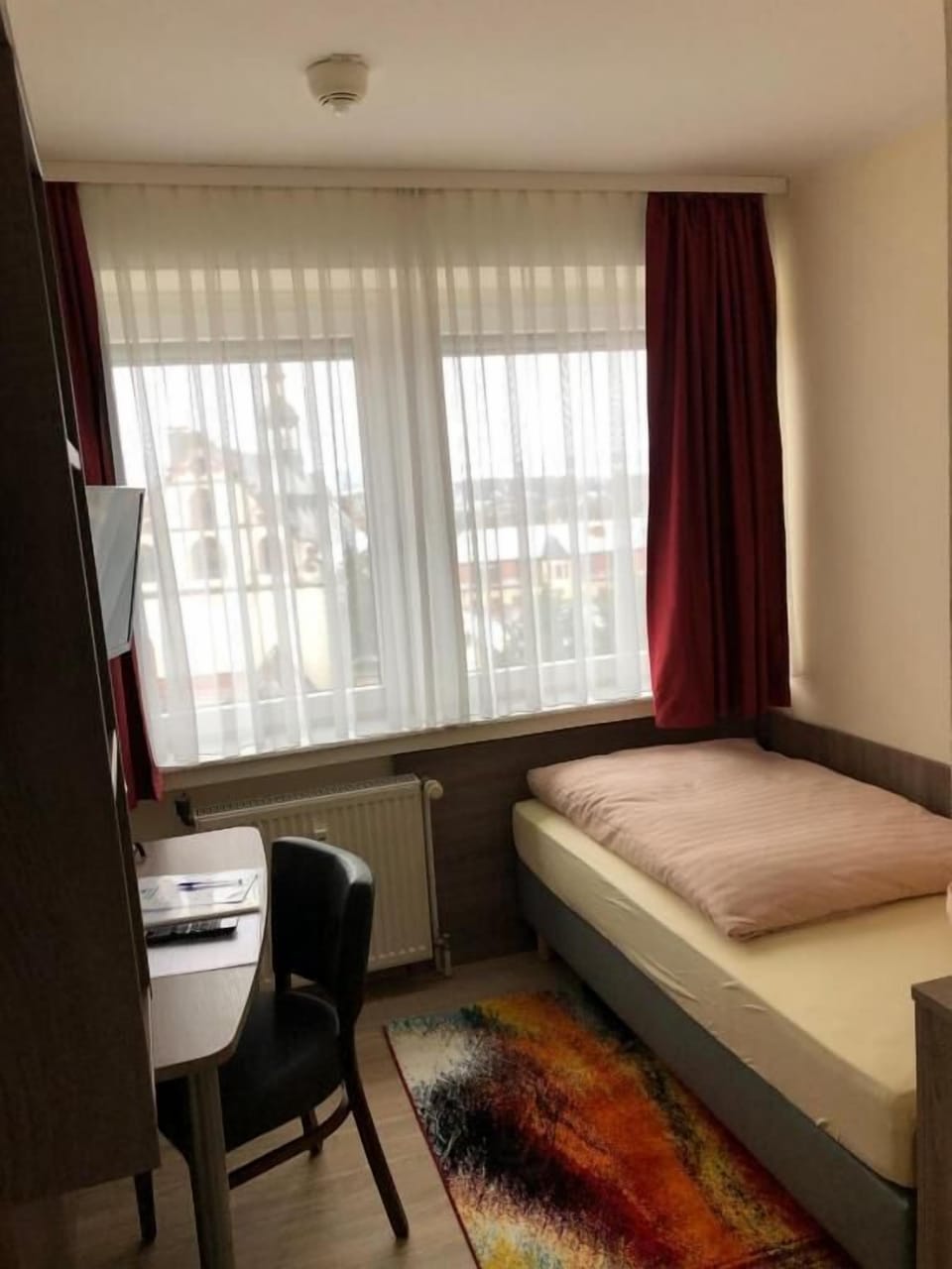 Single Room | Desk, laptop workspace, free WiFi