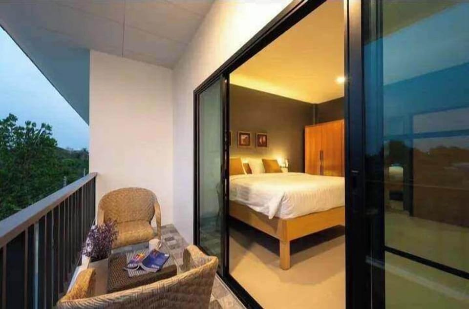 Deluxe Double Room, City View | Desk, laptop workspace, free WiFi