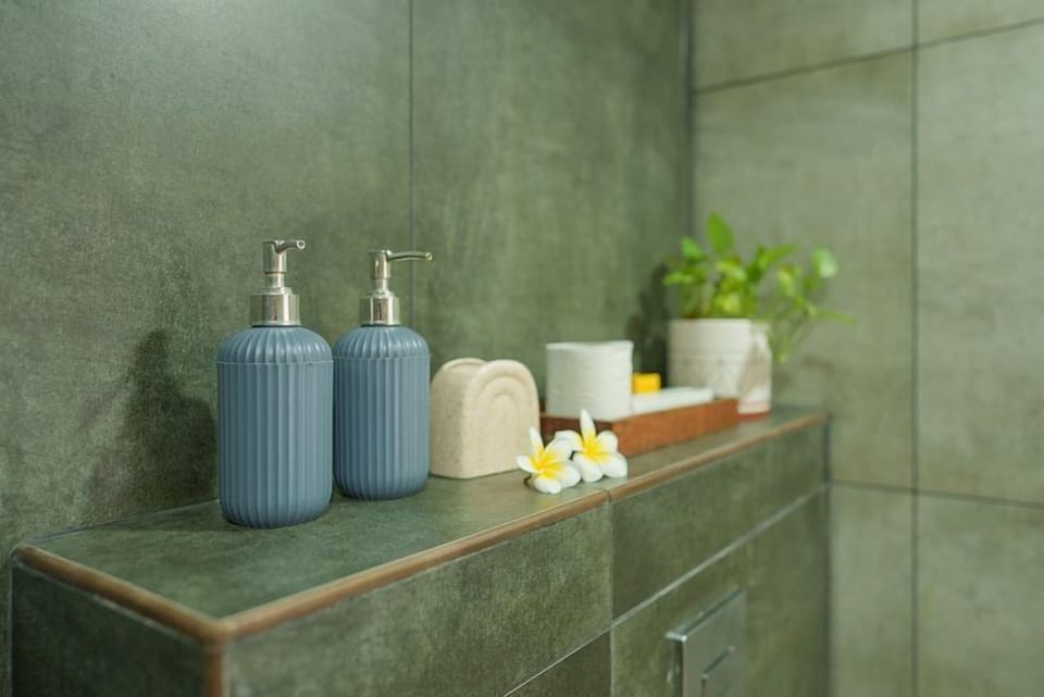 Luxury Double Room, 1 Queen Bed, Sea View | Bathroom | Shower, towels, soap, shampoo