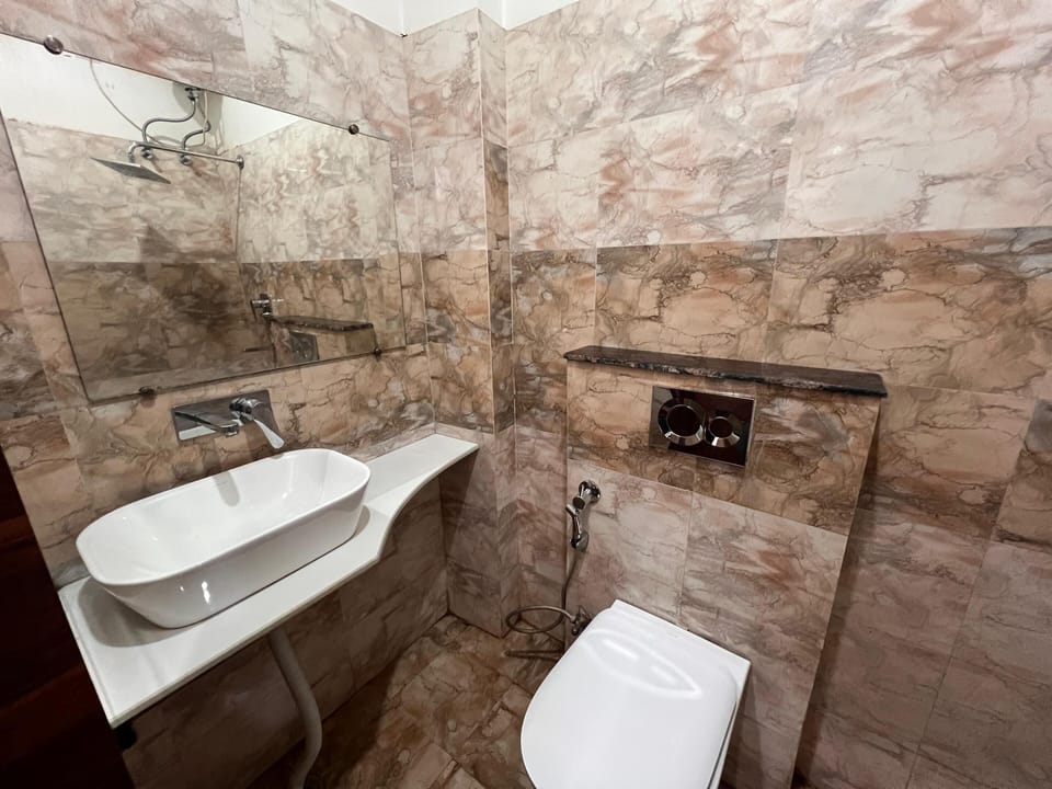 Family Suite, City View | Bathroom | Shower, free toiletries, towels, soap