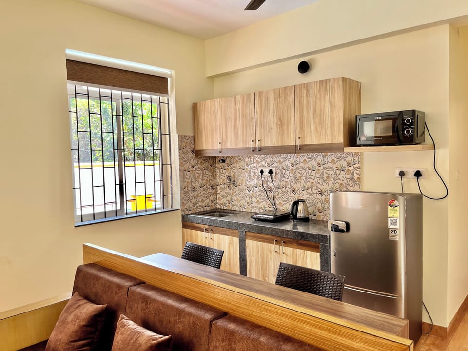 Deluxe Suite | Private kitchen | Fridge, microwave, stovetop, coffee/tea maker
