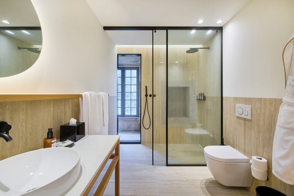 Classic Double or Twin Room, Courtyard View | Bathroom | Shower, rainfall showerhead, designer toiletries, hair dryer