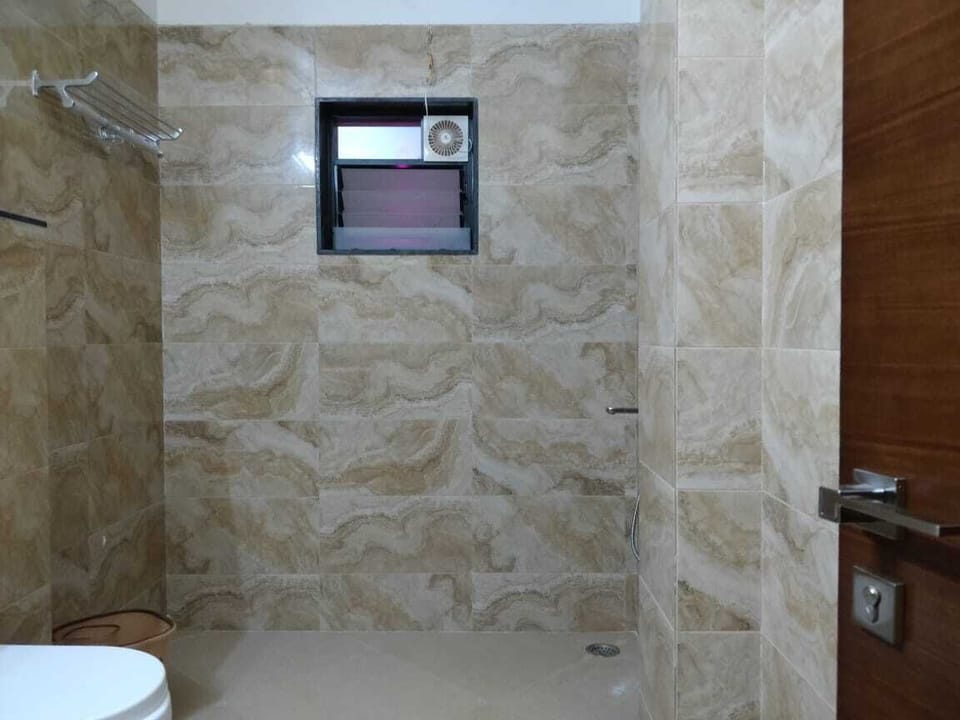 Deluxe Room | Bathroom | Shower, free toiletries, towels, soap