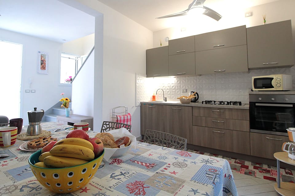 House, Balcony, Garden View | Private kitchen | Fridge, microwave, oven, stovetop