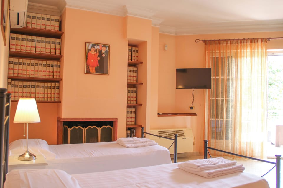 Hypo-allergenic bedding, free WiFi, bed sheets