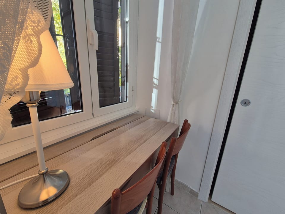 Desk, laptop workspace, WiFi (free)