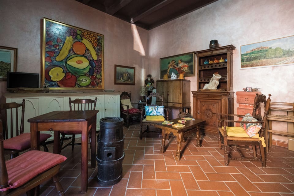 Apartment, Garden View | Living area | 32-inch flat-screen TV with cable channels