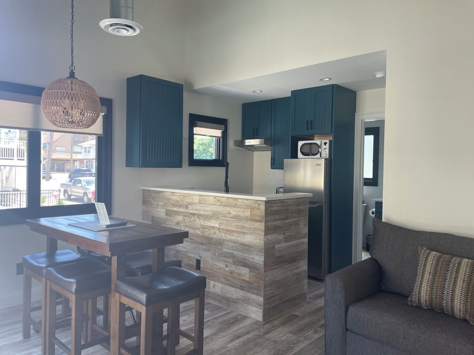 Signature Bungalow, 2 Bedrooms, Kitchen, Pool View | In-room dining