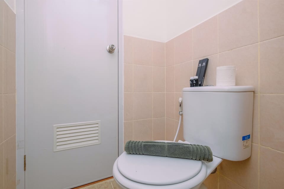 Standard Studio, 1 Bedroom (Apartment) | Bathroom | Shower, free toiletries, towels