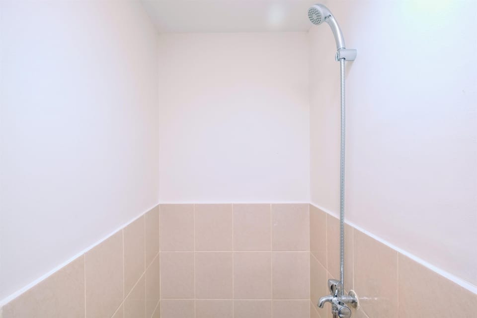 Standard Studio, 1 Bedroom (Apartment) | Bathroom | Shower, free toiletries, towels