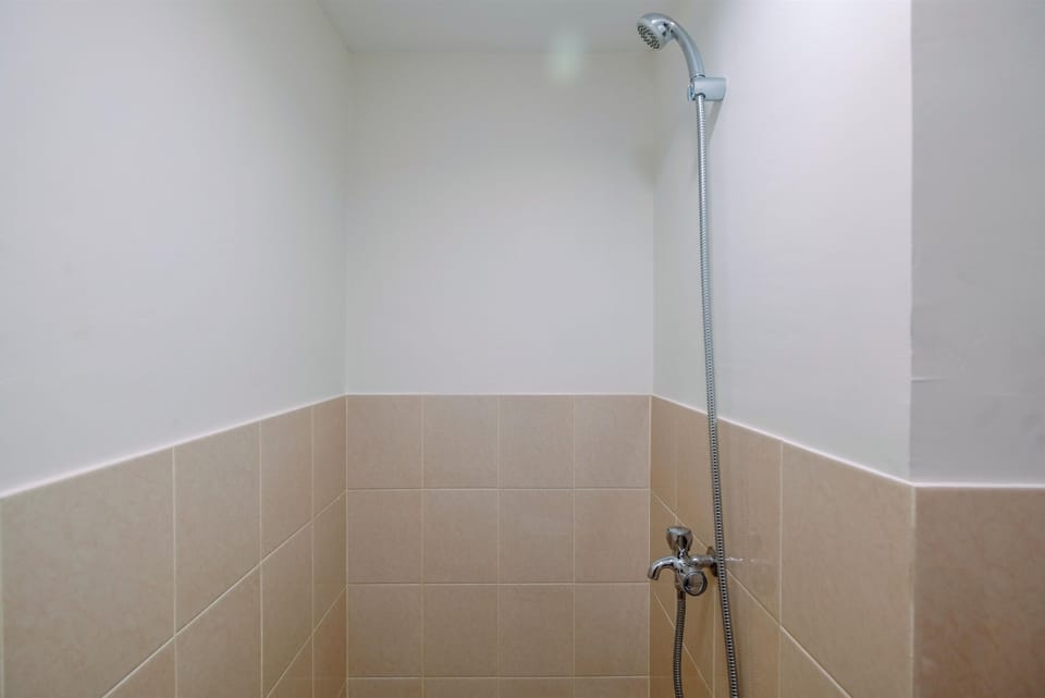 Standard Studio, 1 Bedroom (Apartment) | Bathroom | Shower, free toiletries, towels