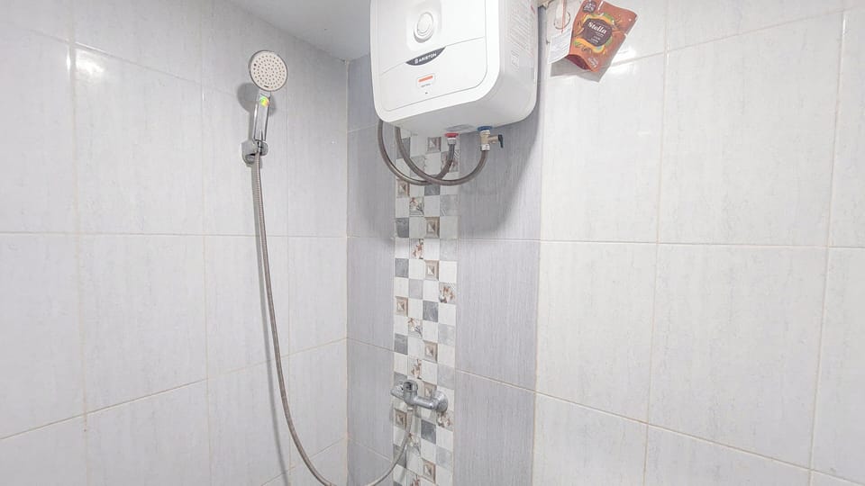 Standard Studio, 1 Bedroom (Apartment) | Bathroom | Shower, free toiletries, towels