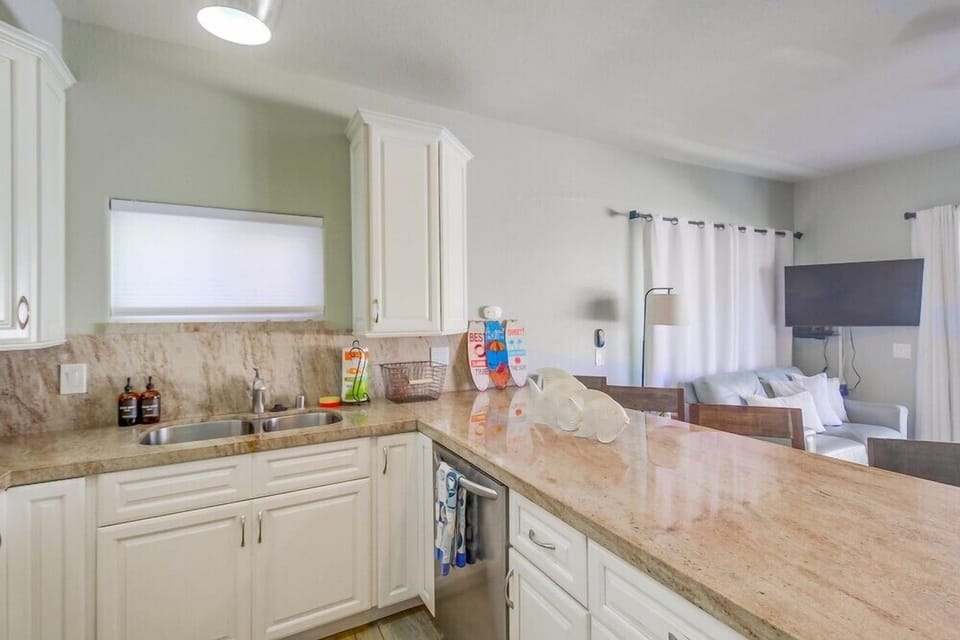 House, Multiple Beds, Balcony, Partial Ocean View | Private kitchen | Coffee/tea maker