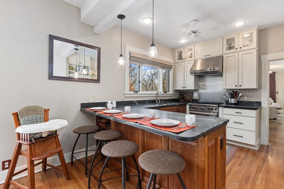 House, Multiple Beds, Patio (1500 W Oak Street) | Private kitchen | Fridge, microwave, oven, stovetop