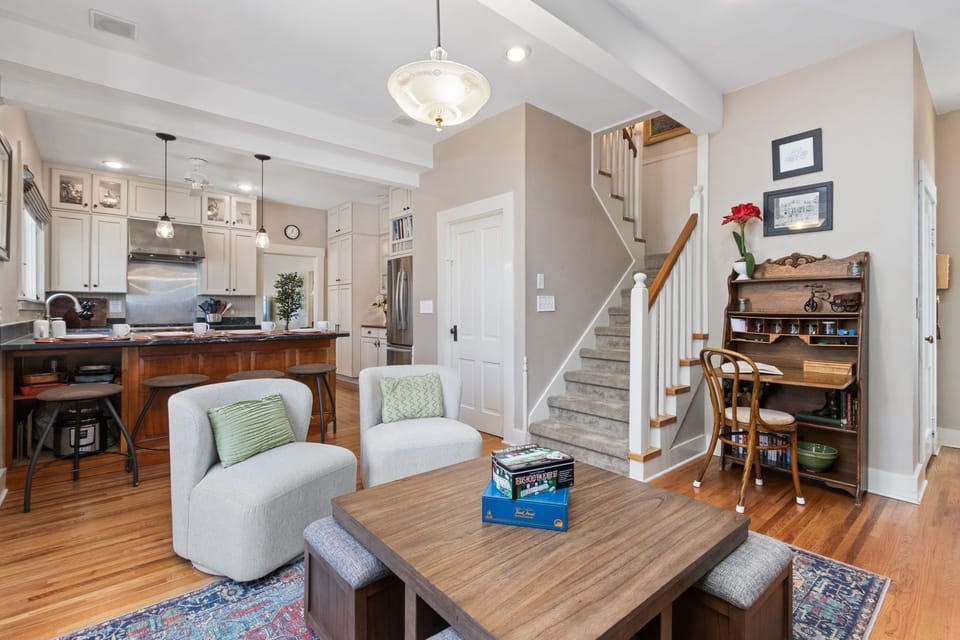 House, Multiple Beds, Patio (1500 W Oak Street) | Interior