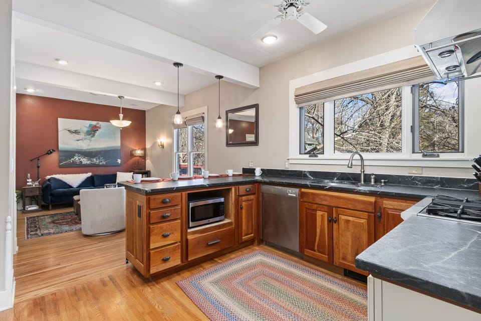 House, Multiple Beds, Patio (1500 W Oak Street) | Private kitchen | Fridge, microwave, oven, stovetop