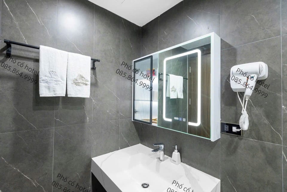 Luxury Double Room, 1 King Bed, Balcony, Lake View | Bathroom | Slippers, bidet, towels, soap