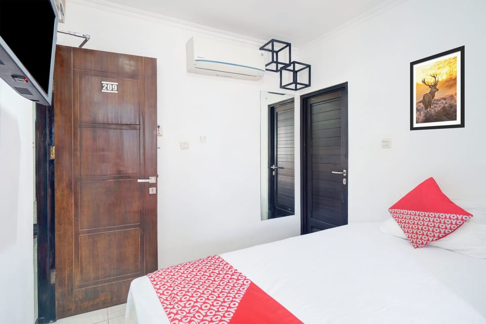 Deluxe Single Room | Laptop workspace, free WiFi, bed sheets