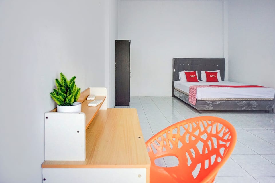 Standard Double Room | Laptop workspace, bed sheets