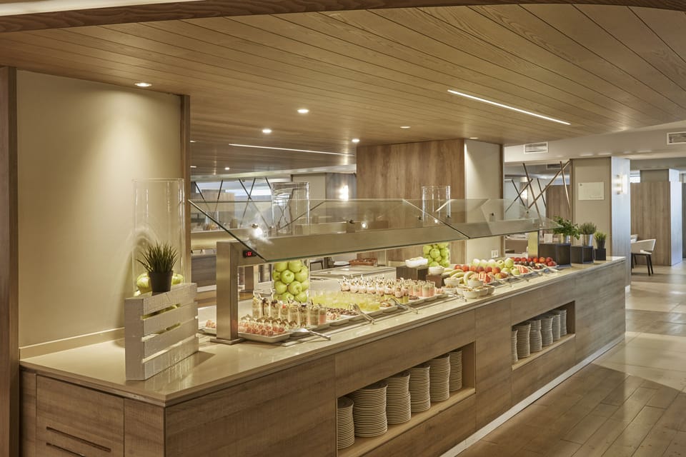 2 restaurants; breakfast, lunch, and dinner served