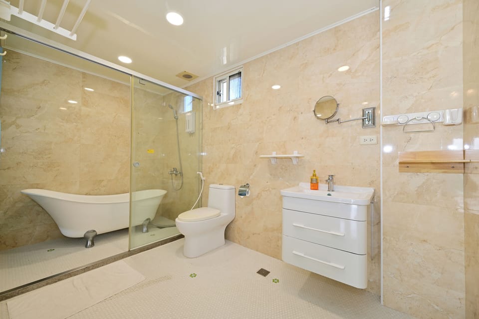 Deluxe Triple Room, Ocean View | Bathroom | Separate tub and shower, hair dryer, towels, shampoo
