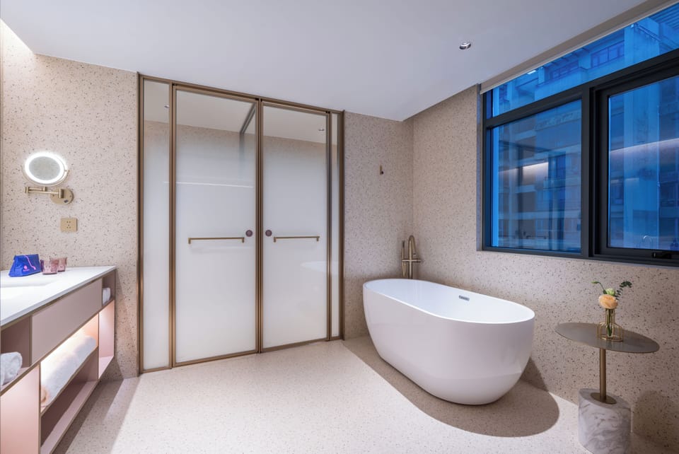 Premier Suite, City View | Bathroom | Hair dryer, bathrobes, slippers, towels