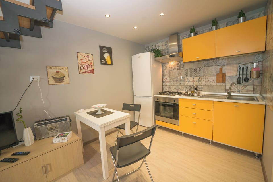 Duplex, Non Smoking, Kitchen | Private kitchen | Full-size fridge, oven, stovetop, coffee/tea maker