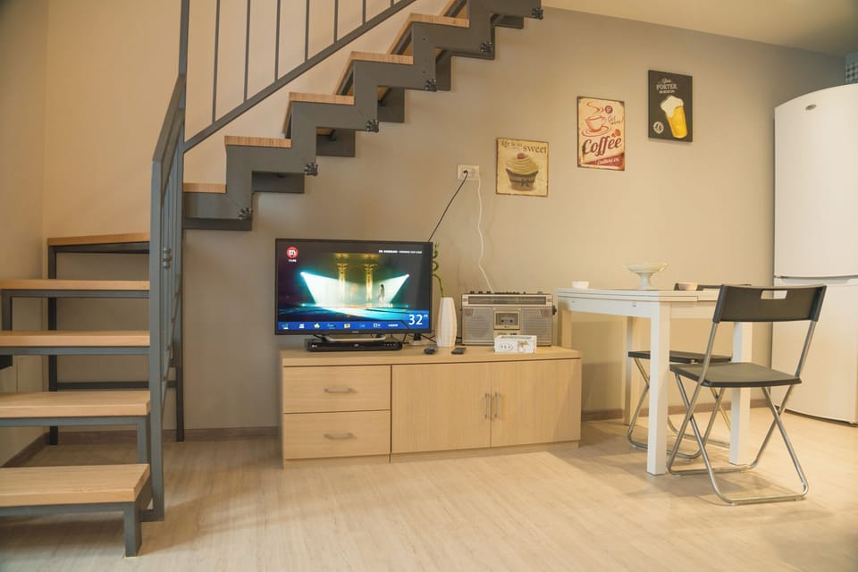 Duplex, Non Smoking, Kitchen | Living area | Smart TV, video-game console, Netflix, first-run movies
