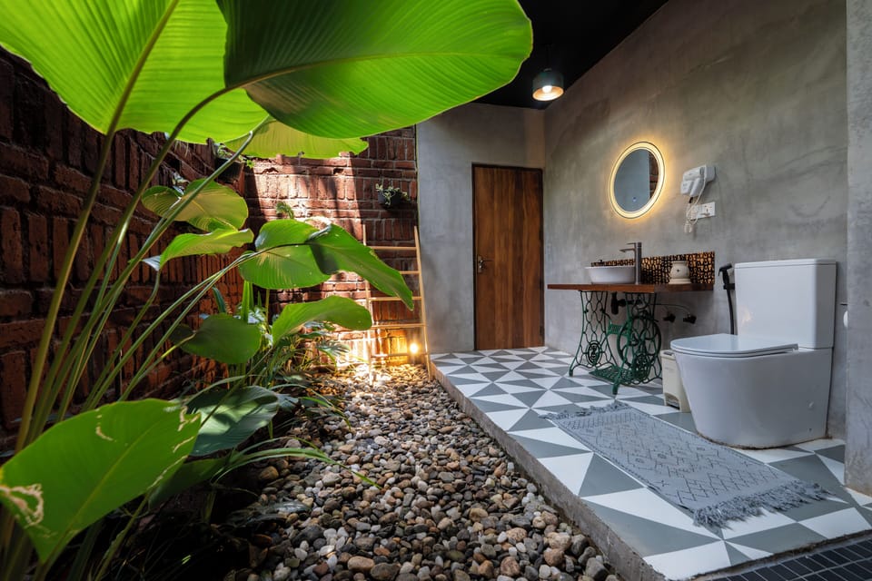 The Club House -with Pool | Bathroom | Shower, free toiletries, hair dryer, towels