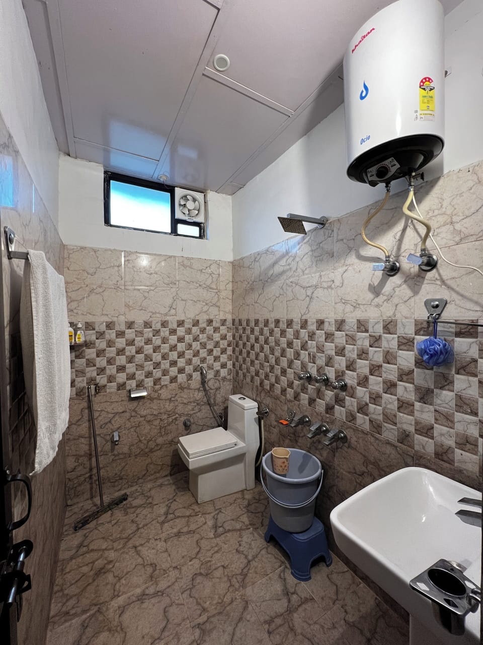Classic Room, Balcony, Mountain View | Bathroom | Shower, towels, soap, shampoo