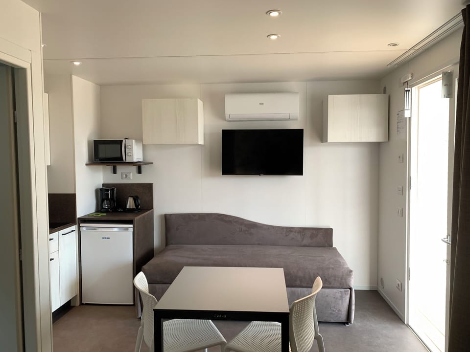 Junior Mobile Home, Patio | Down comforters, in-room safe, free WiFi, bed sheets