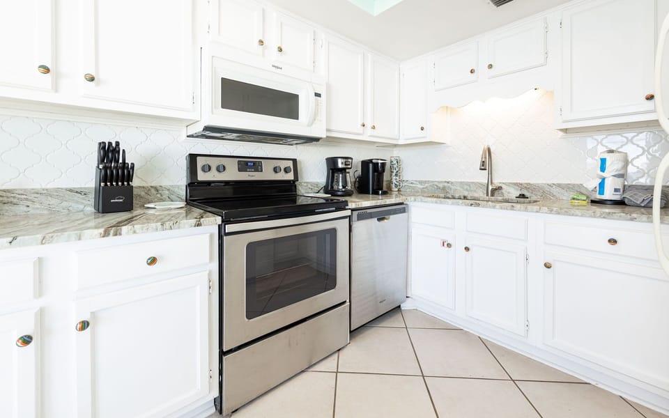 Condo, 1 Bedroom | Private kitchen | Coffee/tea maker, fridge, oven, stovetop