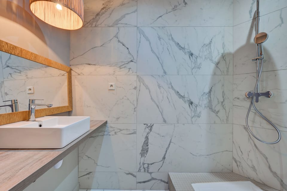 Superior Double Room | Bathroom | Shower, hair dryer, towels, soap