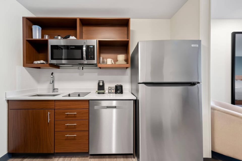 Full-size fridge, microwave, stovetop, dishwasher