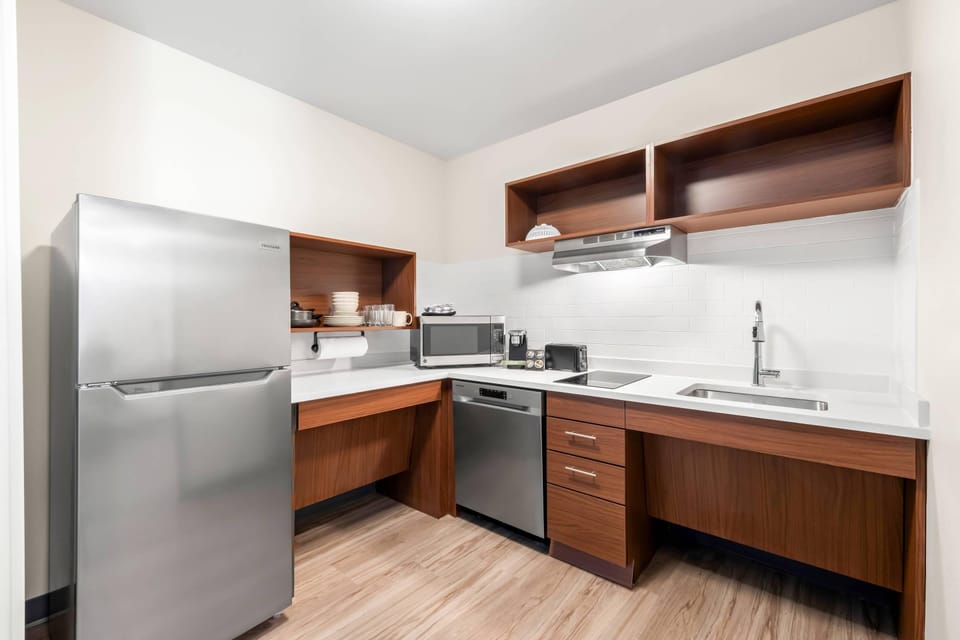 Full-size fridge, microwave, stovetop, dishwasher