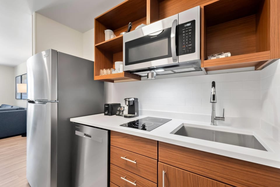 Full-size fridge, microwave, stovetop, dishwasher