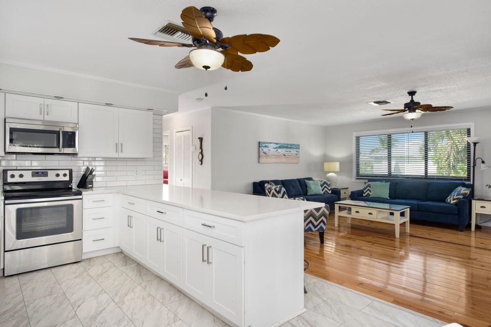 House, Multiple Beds (The Lazy Place) | Private kitchen | Oven, toaster