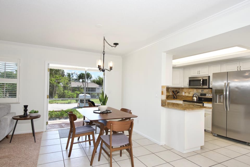 House, 2 Queen Beds (Beach Bungalow 2) | Private kitchen | Oven, toaster