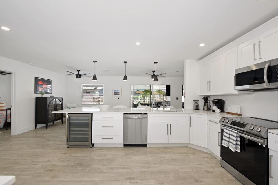 House, Multiple Beds (The Pink Lily) | Private kitchen | Oven, toaster