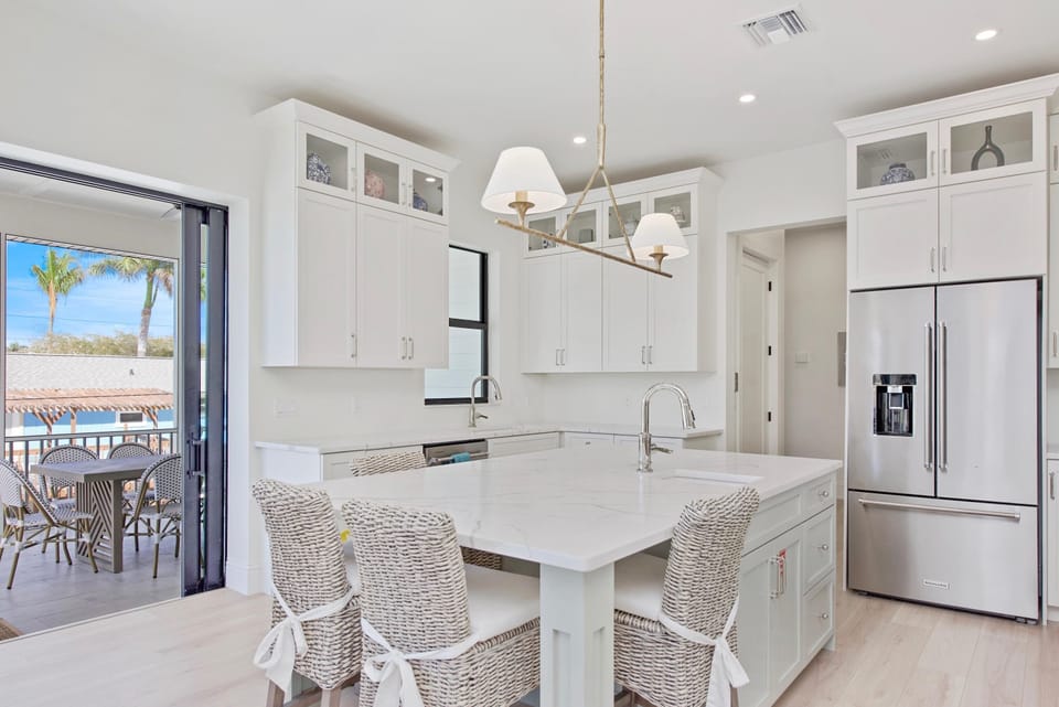 House, Multiple Beds (Funky Conch) | Private kitchen | Oven, toaster