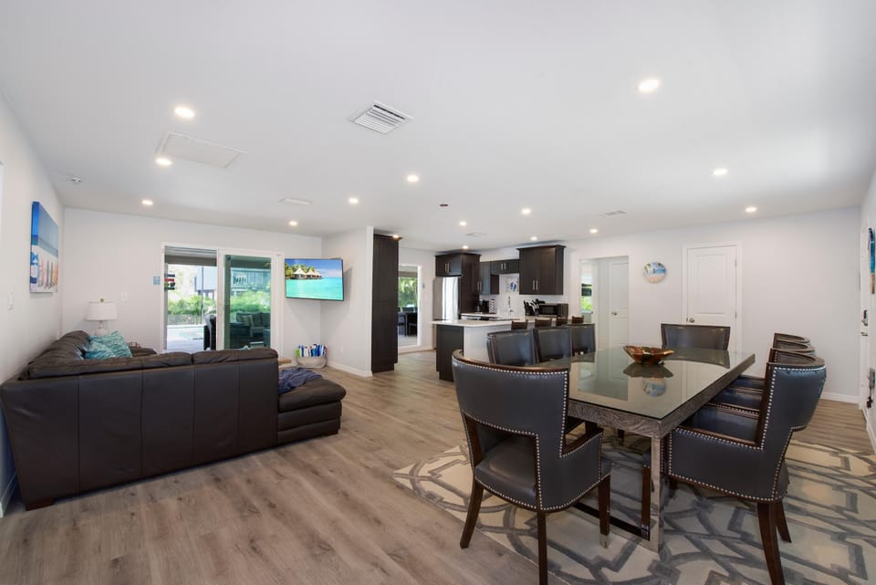 House, Multiple Beds (Changes In Latitudes) | Interior