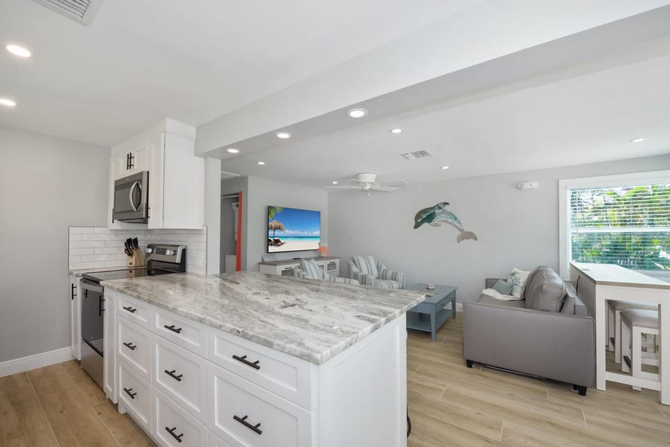 House, Multiple Beds (Cozy Cottage) | Private kitchen | Oven, toaster