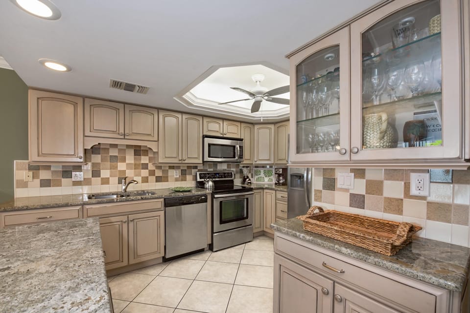 Condo, Multiple Beds (Pelican Watch #603) | Private kitchen