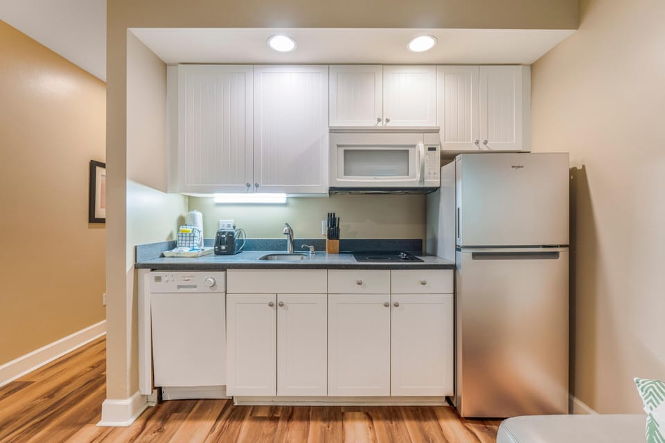 Condo, 1 King Bed with Sofa bed (Harbour House 215) | Private kitchen | Toaster