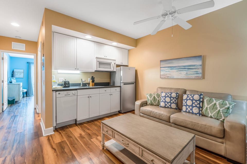 Condo, 1 King Bed with Sofa bed (Harbour House 215) | Private kitchen | Toaster