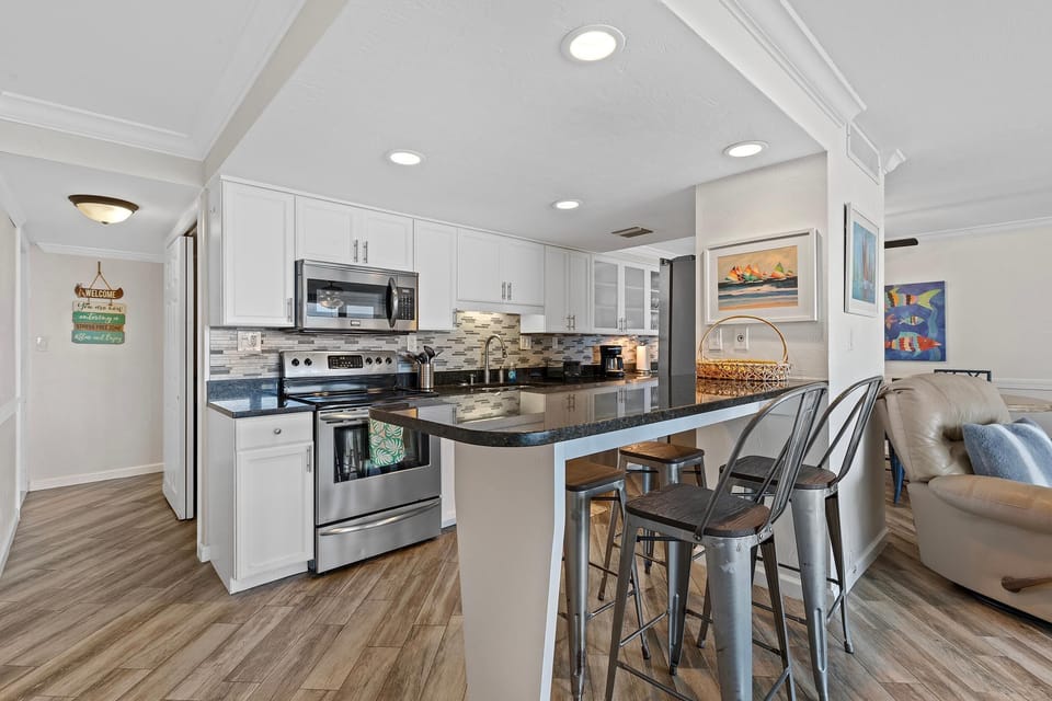 Condo, Multiple Beds (Pelican C606) | Private kitchen | Oven, toaster