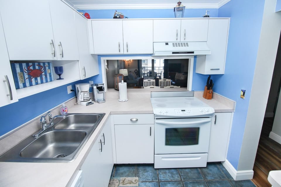 Condo, 1 King Bed with Sofa bed (Sea Coast Gardens III 409) | Private kitchen | Oven, toaster